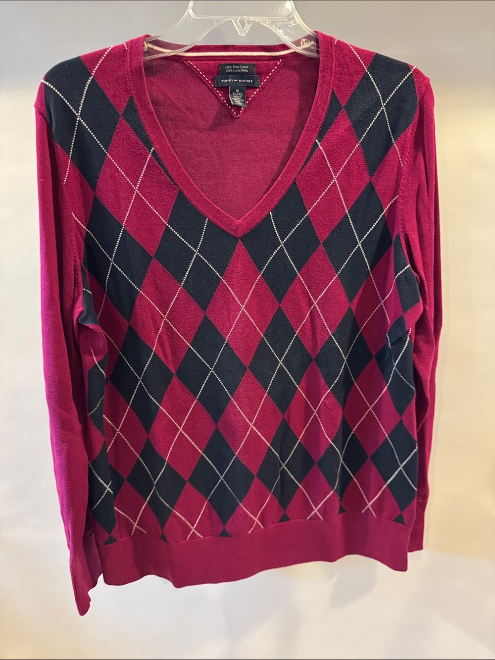 Tommy Hilfiger Women's Fuchsia and Navy Argyle V-Neck Sweater